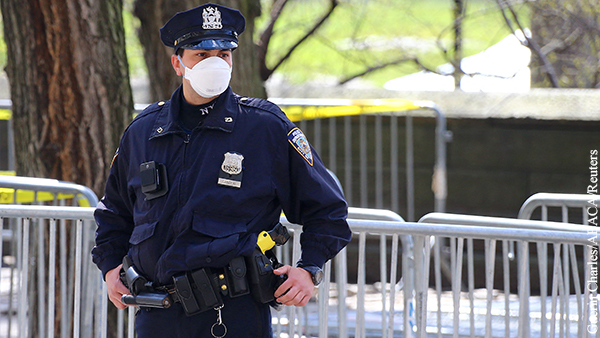 Полиция Нью-Йорка разогнала похороны раввина во время пандемии 