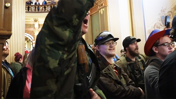 Вооруженные протестующие в Мичигане пошли на штурм Капитолия штата