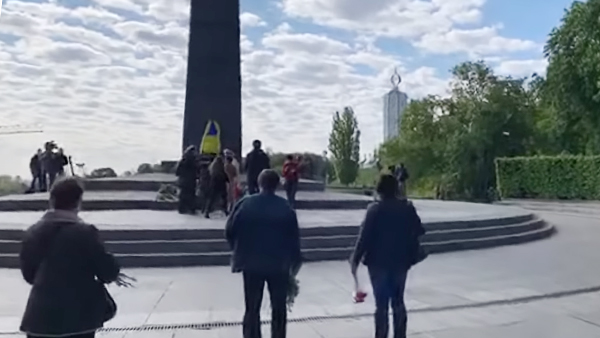 Киевляне несут цветы к могиле Неизвестного солдата, несмотря на карантин
