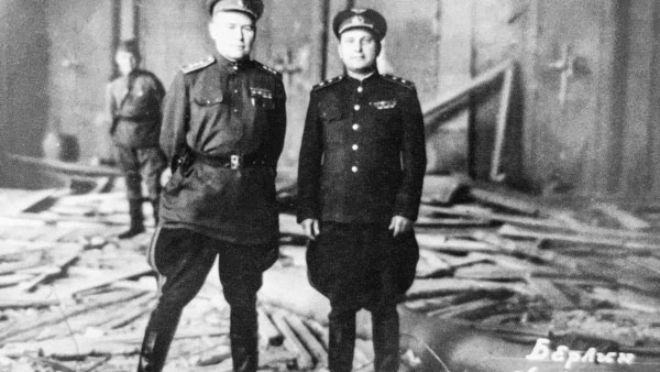 Минобороны опубликовало фото Вершинина в разгромленном кабинете Гитлера