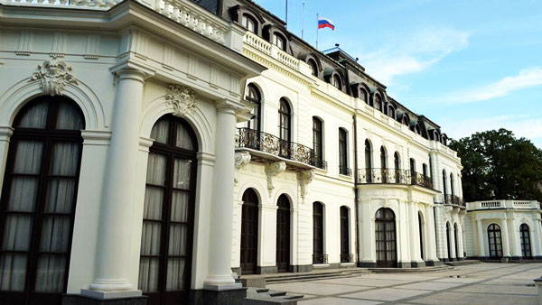 В Чехии заявили, что «молодой дипломат» из России якобы привез в Прагу яд