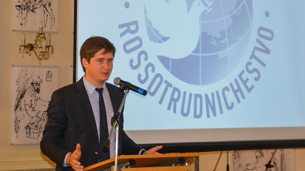 В мире: Дипломата из Москвы подставил флакончик против коронавируса