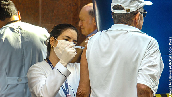 Вирусолог рассказал, в каком случае в России возможна вакцинация по «военному типу»