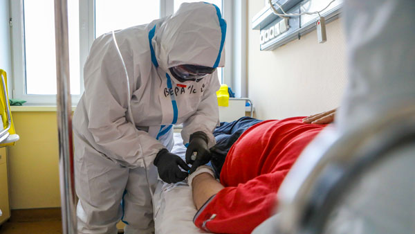 Bloomberg задался вопросом, почему коронавирус «не убил больше русских»