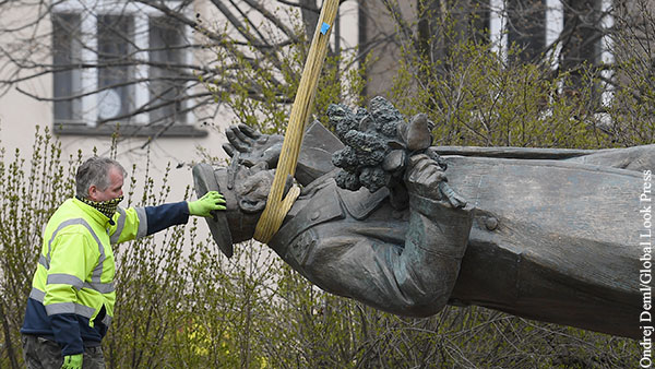 Косачев: У нас нет юридических рычагов для восстановления памятника Коневу в Праге