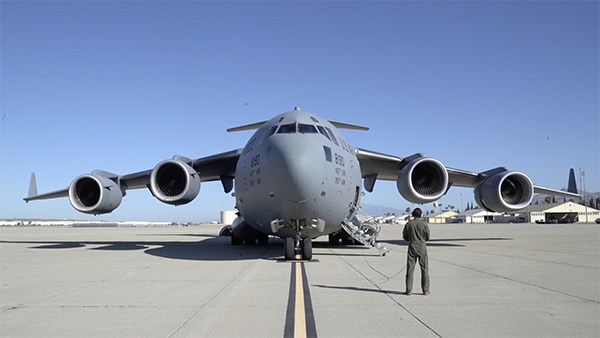 ВВС США опубликовали видео вылета самолета с аппаратами ИВЛ для России