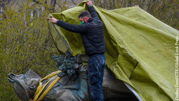 Москва обвинила Прагу в сокрытии демонтированного памятника маршалу Коневу