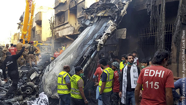 Выживший в крушении самолета в Карачи рассказал, что делали пассажиры в последние секунды