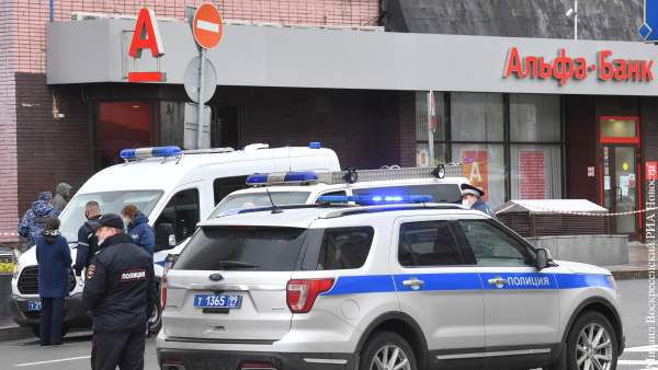 Захвативший заложников в банке в центре Москвы выдвинул требование