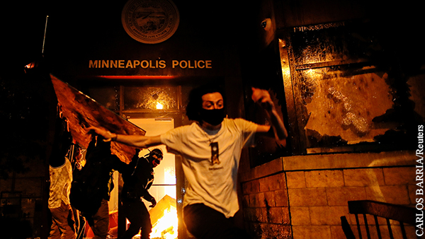 Протестующие в американском Миннеаполисе сожгли полицейский участок