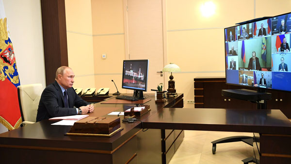Путин призвал продумать позицию России на фоне снятия ограничений по COVID в ряде стран