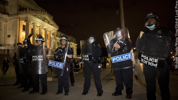 В Нью-Йорке полиция начала перекрывать подходы к полицейским участкам