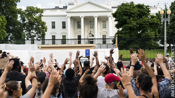 Против протестующих у Белого дома в Вашингтоне применили газ и светошумовые гранаты