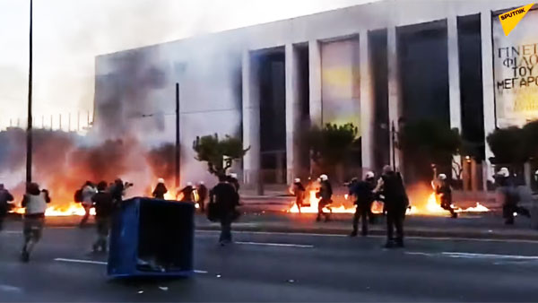 Полицию забросали «коктейлями Молотова» у дипмиссии США в Афинах