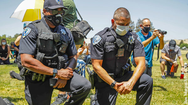 Генерал МВД: Полицейских США на колени перед протестующими ставят шерифы ради выборов