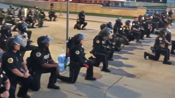 Американский журналист назвал унижением преклонение колен полицейскими в США