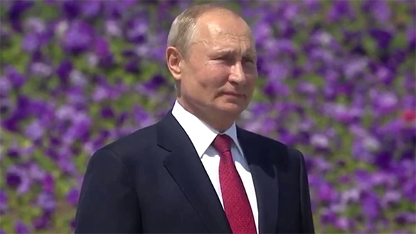 Путин в День России принял участие в церемонии подъема флага на Поклонной горе