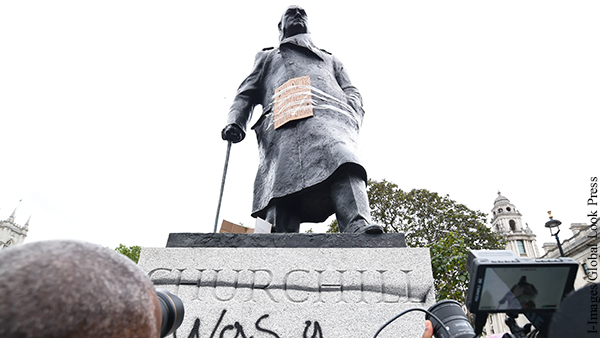 Джонсон отреагировал на осквернение памятника Черчиллю в Лондоне