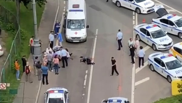 Опубликовано видео стрельбы таксиста по полицейским в Москве