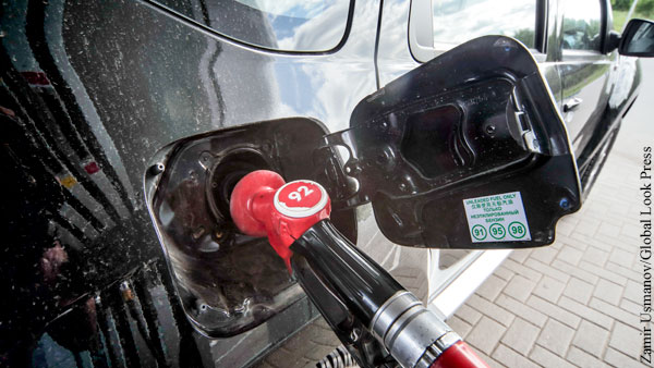 ФАС из-за рекордного роста цен заподозрила сговор на рынке бензина