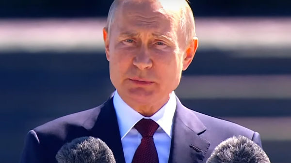 Путин возложил цветы к монументу «Матерям победителей»