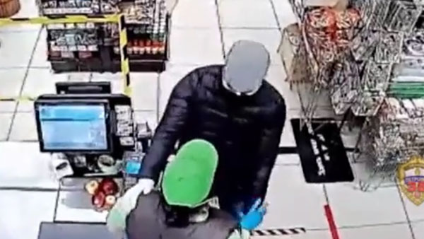 Мужчина с ножом хотел ограбить магазин в Москве, но обнялся с кассиром и передумал