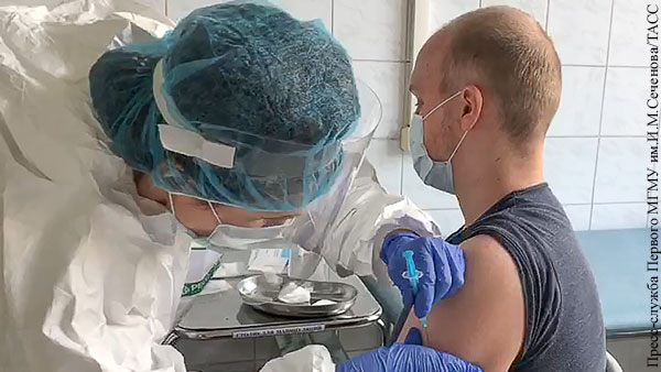 Вирусолога обеспокоили симптомы добровольцев на российскую вакцину от COVID-19 