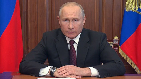 Появилось объяснение отстающим часам Путина во время телеобращения