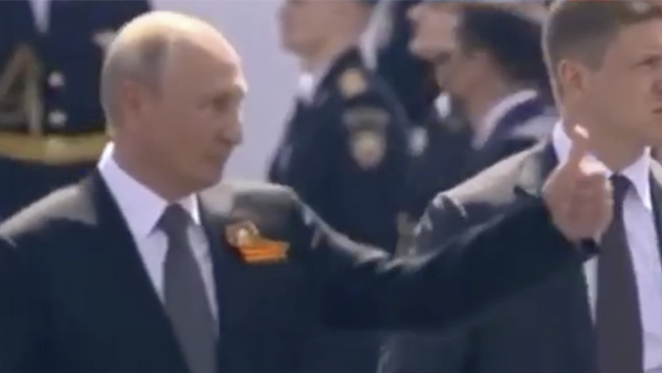 Путин жестом оценил эмоции от парада на Красной площади