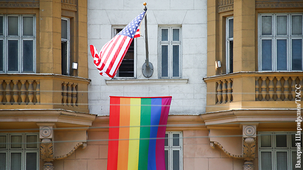 Блогеры заметили ЛГБТ-флаг на здании посольства США в Москве