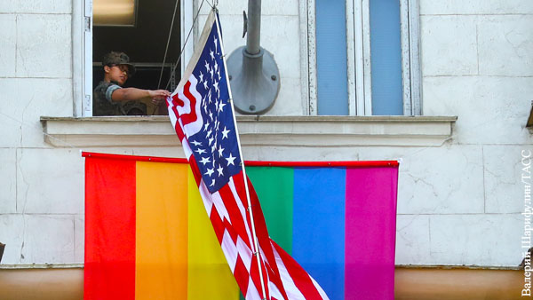 Кононенко удивился отсутствию претензий в расизме к ЛГБТ-флагу в США