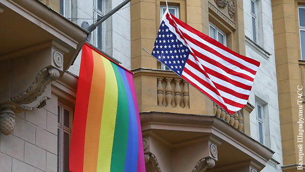 МИД подшутил над вывесившим флаг ЛГБТ американским посольством