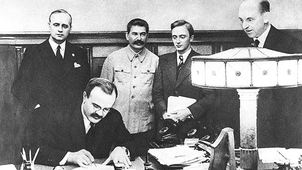 Внешнеполитическое руководство СССР настойчиво искало возможности избежать войны