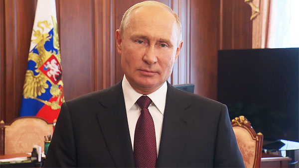 Путин поздравил «замечательное поколение» выпускников 