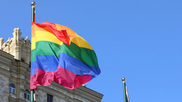 Британское посольство в Москве вывесило флаг ЛГБТ