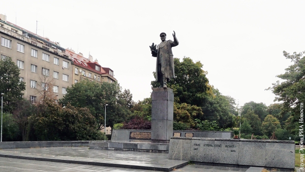 В Совфеде осудили слова главы района Прага-6 о сносе памятника Коневу