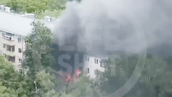 После взрыва в жилом доме на северо-востоке Москвы загорелось четыре квартиры