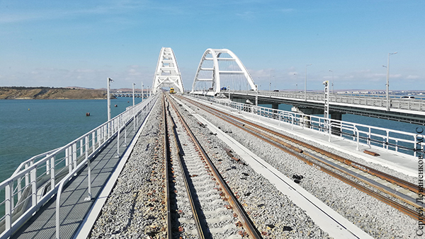 По Крымскому мосту запустили грузовое железнодорожное движение