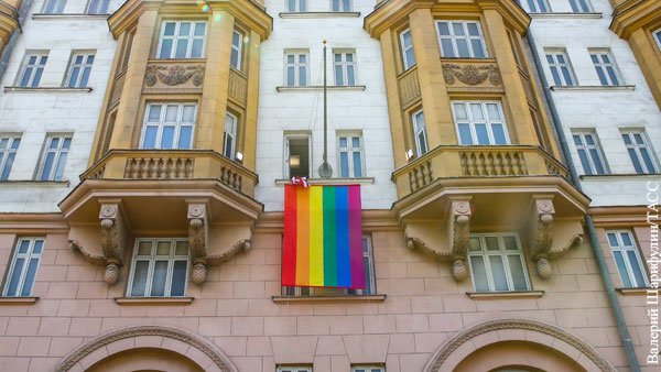 Путин оценил флаг ЛГБТ на здании американского посольства