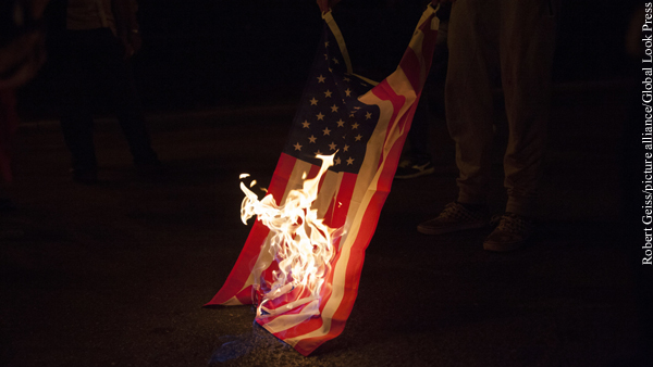Протестующие перед Белым домом в День независимости сожгли флаг США