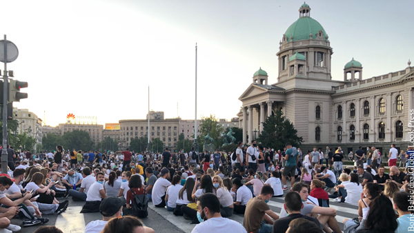 Сидячая акция протеста началась у здания парламента Сербии