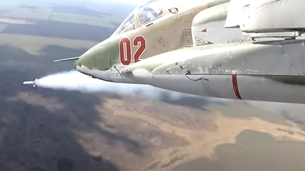 Ракетные удары штурмовиков Су-25СМ3 показали из кабины пилота