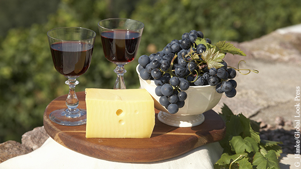 Уральские ученые придумали, как производить вино и сыр из сорняка