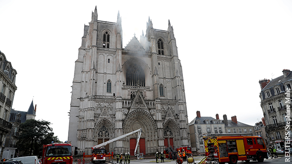 Кафедральный собор загорелся во французском Нанте