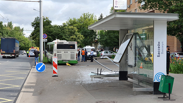 Названа причина смертельного ДТП с въехавшим в остановку в Москве автобусом