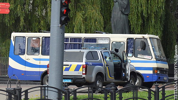 Взявший заложников в украинском Луцке заявил о втором захваченном автобусе