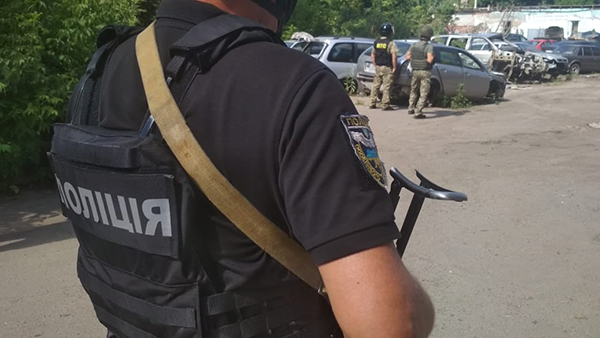 В Полтаве мужчина с гранатой взял в заложники полицейского