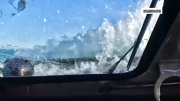 Появилось видео ухода под воду бронетранспортера в Керченском проливе