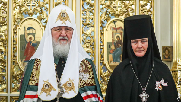 Патриарх Кирилл попросил настоятельницу монастыря продать свой Mercedes Benz