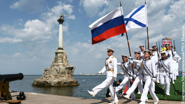 Военные атташе из более чем 30 стран оценили организацию морского парада в Петербурге